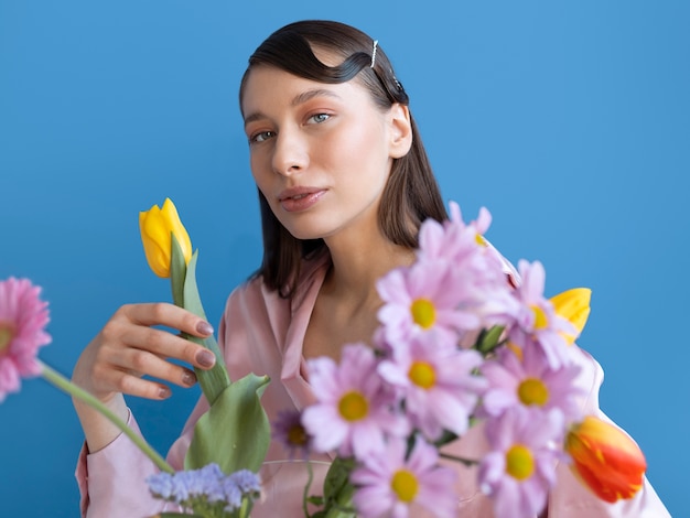 Foto gratuita hermosa mujer con peinado de moda