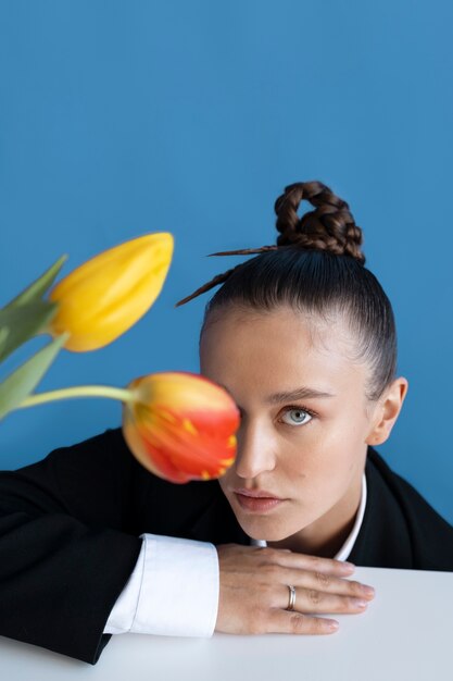 Hermosa mujer con peinado de moda