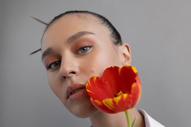 Hermosa mujer con peinado de moda