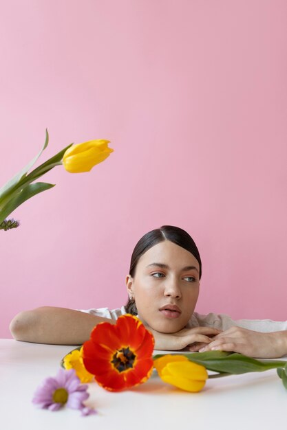 Hermosa mujer con peinado de moda