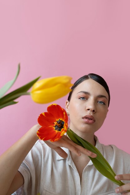 Hermosa mujer con peinado de moda