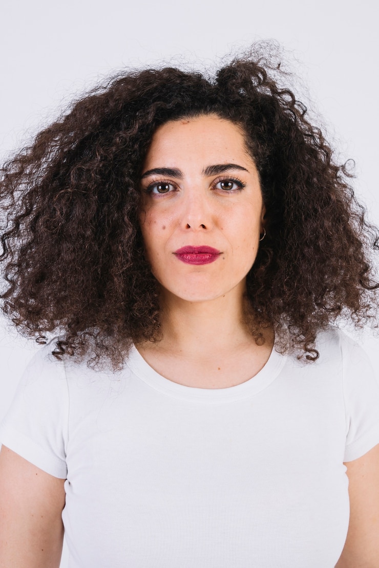 Foto gratuito hermosa mujer con pelo rizado