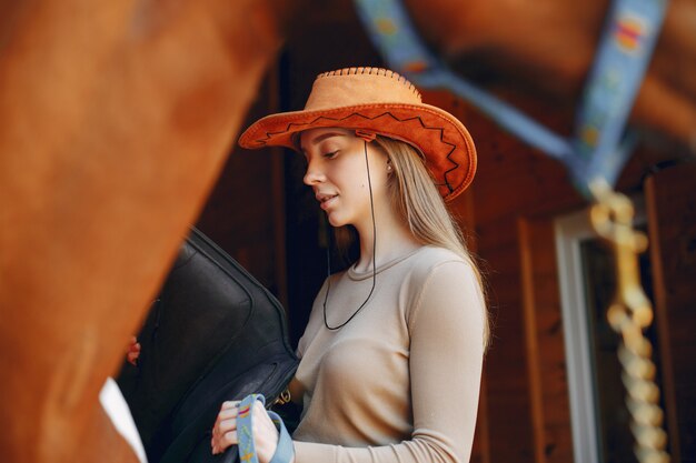 Hermosa mujer de pie con un caballo