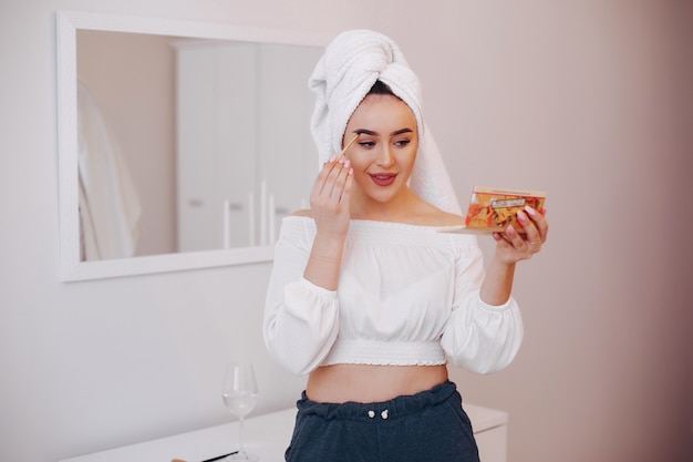 Hermosa mujer de pie en un cuarto de baño