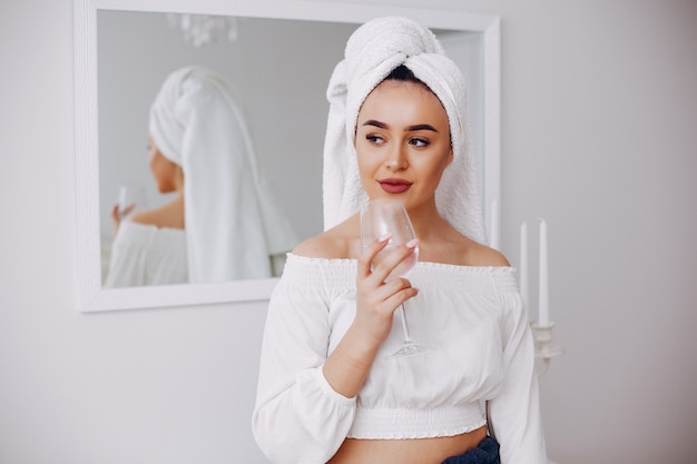 Hermosa mujer de pie en un cuarto de baño