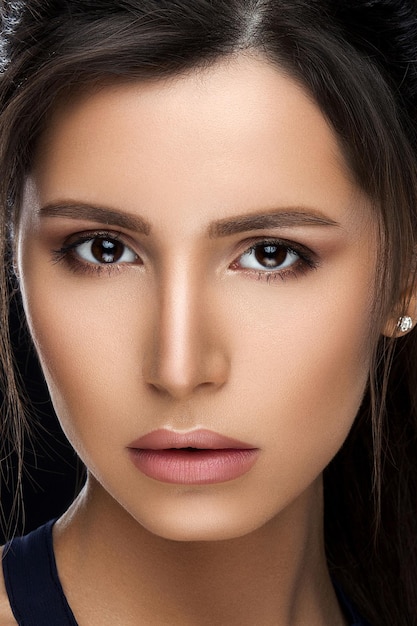 Hermosa mujer con piel perfecta y maquillaje después del salón de belleza