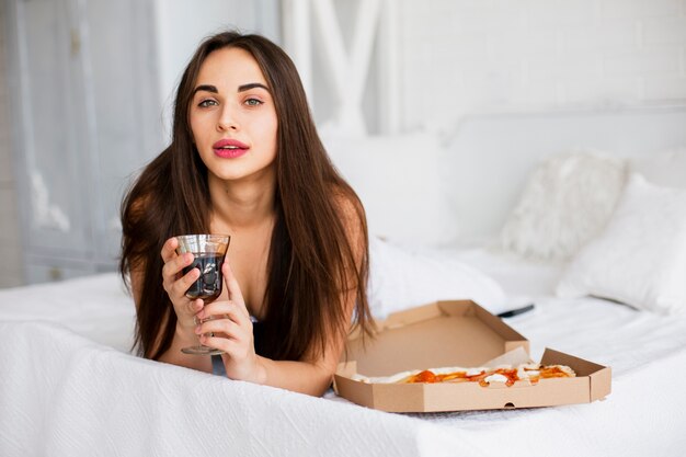 Hermosa mujer con pizza snack y vino