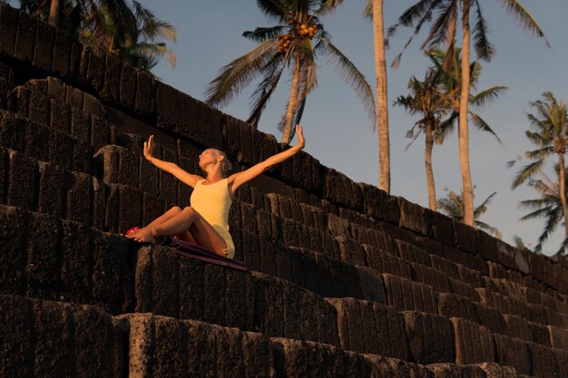 Hermosa mujer posando. bali