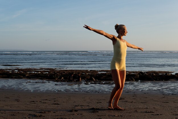 Hermosa mujer posando. bali