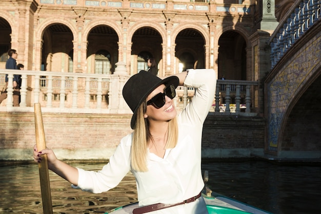 Hermosa mujer posando en barco