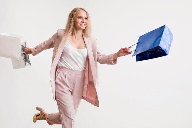 Hermosa mujer posando con bolsas de compras