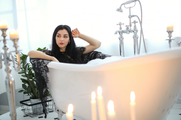 Hermosa mujer posando en casa en el baño.