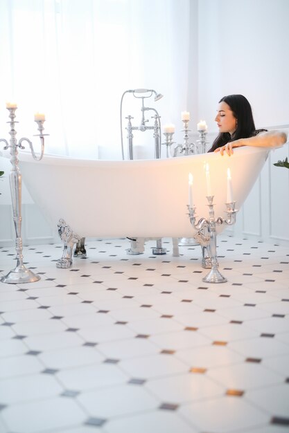 Hermosa mujer posando en casa en el baño.