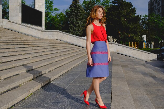 Hermosa mujer posando en las escaleras