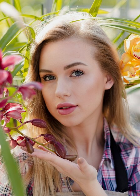 Hermosa mujer posando entre flores