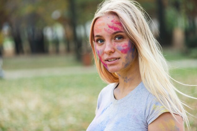 Hermosa mujer posando en holi