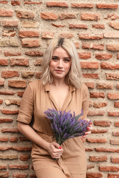 Hermosa mujer posando con ramo de lavanda