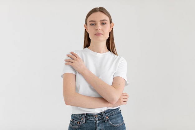 Hermosa mujer posando tiro medio