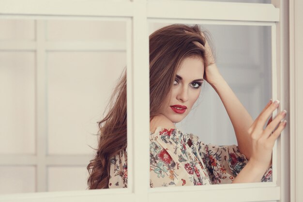 Hermosa mujer posando con top floral, concepto de moda de verano