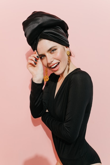 Hermosa mujer posando en turbante negro