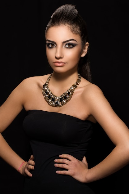 Hermosa mujer posando en vestido negro