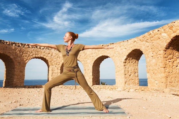 Hermosa mujer practicando yoga