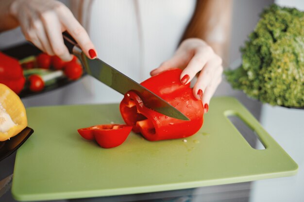 Hermosa mujer prepara comida en una cocina