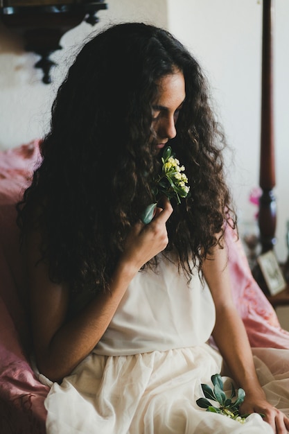 Foto gratuita hermosa mujer que huele a flor