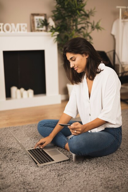 Hermosa mujer que trabaja en la computadora portátil