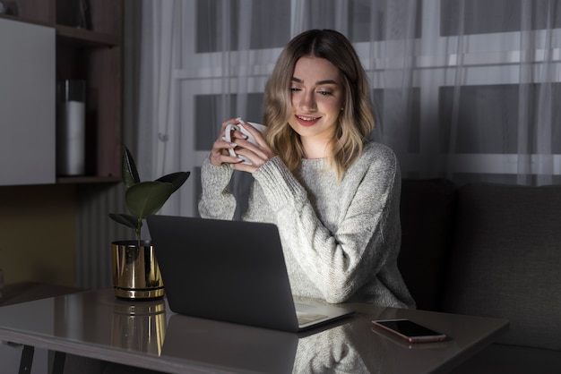 Hermosa mujer que trabaja en la computadora portátil