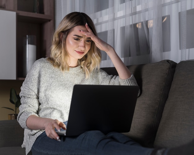 Hermosa mujer que trabaja en la computadora portátil