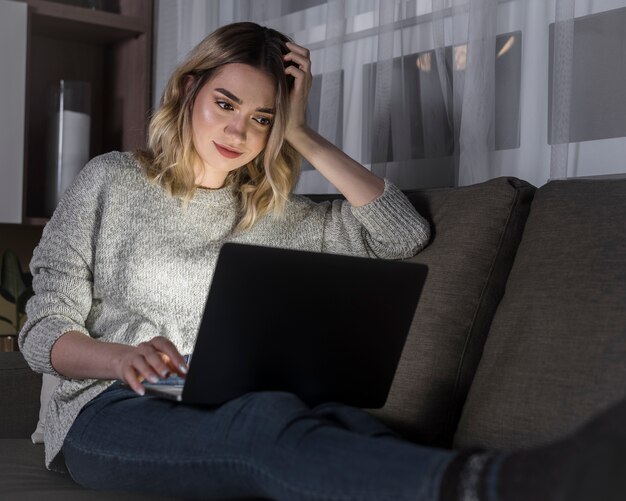 Hermosa mujer que trabaja en la computadora portátil