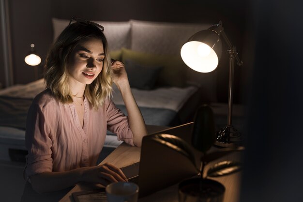 Hermosa mujer que trabaja en la computadora portátil