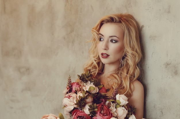 Hermosa mujer con ramo de rosas