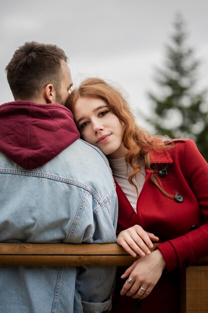 Hermosa mujer recostada sobre el hombro del hombre