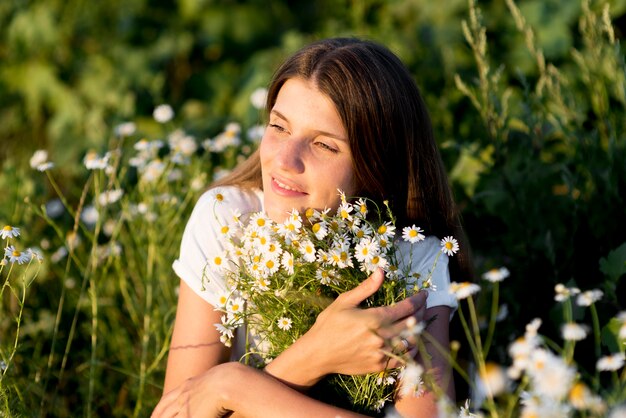 Hermosa mujer relajante en la naturaleza