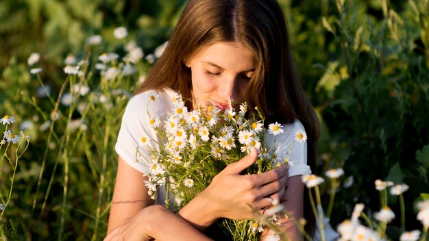 Hermosa mujer relajante en la naturaleza