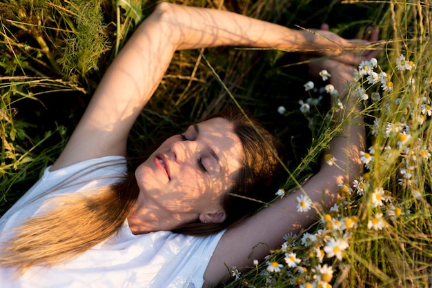 Hermosa mujer relajante en la naturaleza