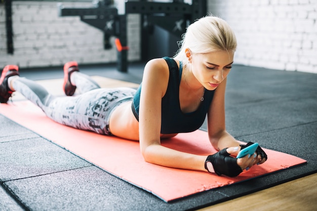 Hermosa mujer de relax y el uso de teléfonos inteligentes