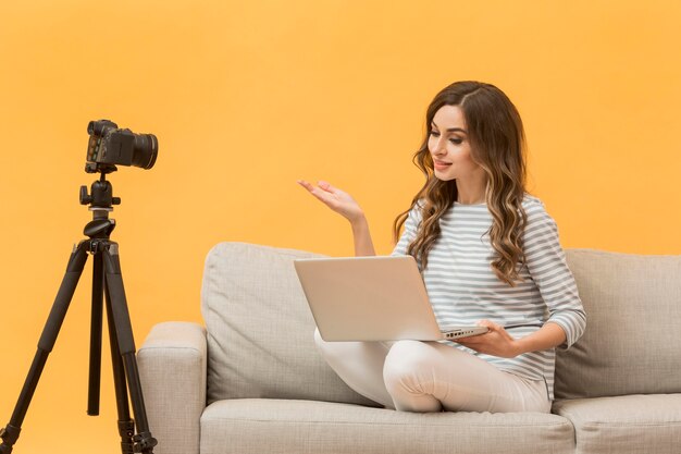 Hermosa mujer respondiendo a las preguntas del blog