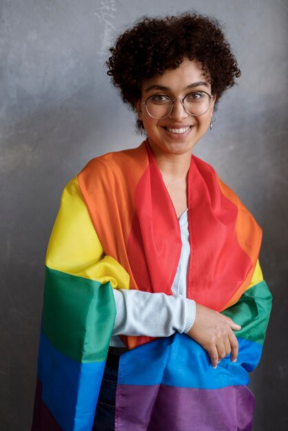 Hermosa mujer rizada con bandera lgbt