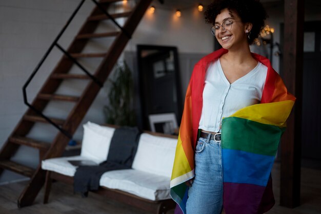 Hermosa mujer rizada con bandera lgbt