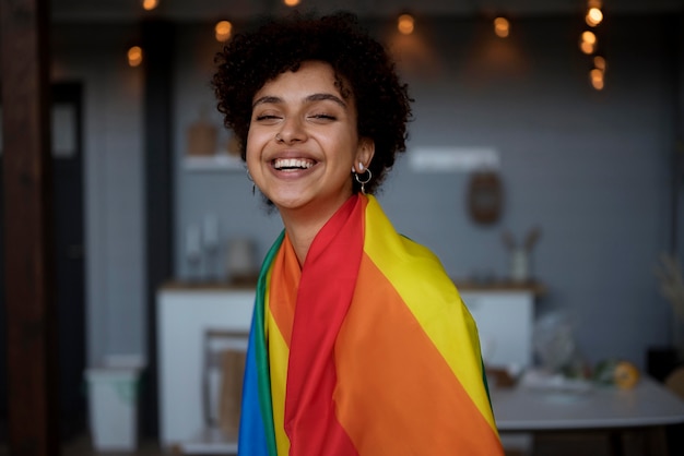 Hermosa mujer rizada con bandera lgbt