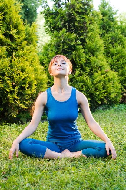 Hermosa mujer roja practicando la meditación