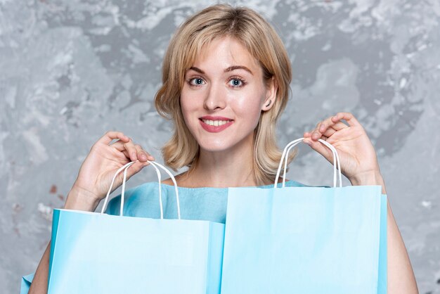 Hermosa mujer rubia con bolsas de papel