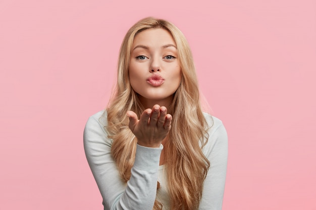 Hermosa mujer rubia con camisa blanca