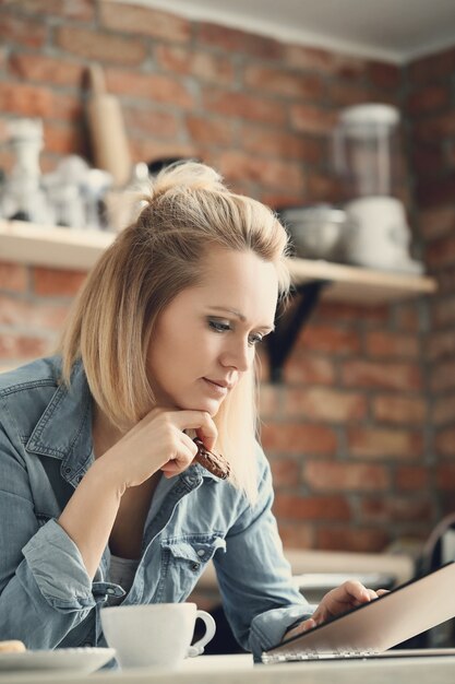 Hermosa mujer rubia en casa