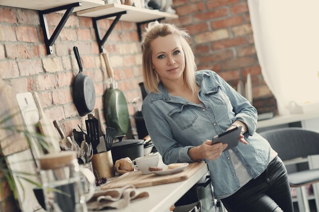 Hermosa mujer rubia en casa