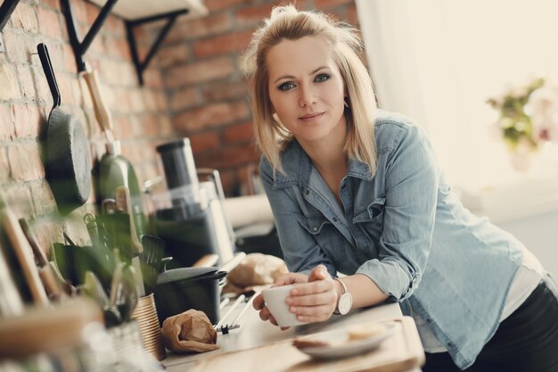 Hermosa mujer rubia en casa