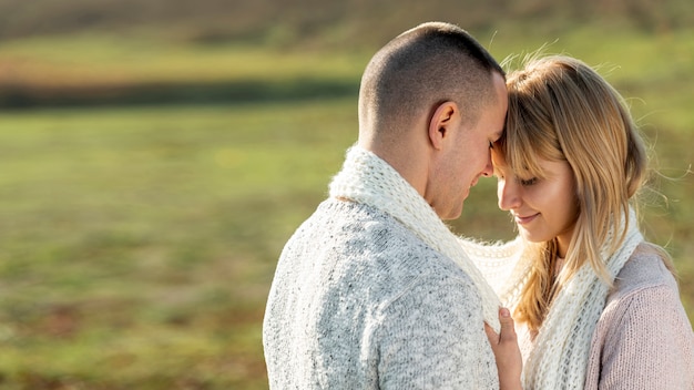 Hermosa mujer rubia y hombre guapo